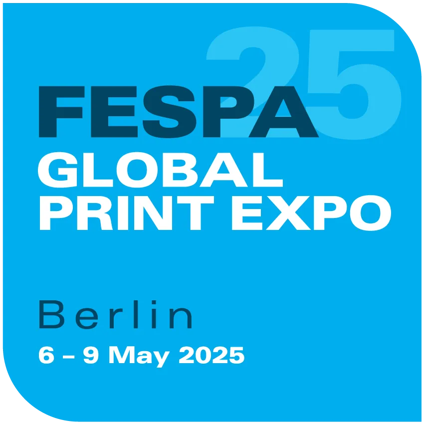 FESPA_GPE-2025-Logo-Smaller Werner Jung und Frank Siegel, beide Geschäftsführer von Obility, und Florian Käsbauer und Bernd Remus, die Geschäftsführer von Impressed (jeweils von links nach rechts) strahlen nach Abschluss der Kooperationsvereinbarung in die Kamera.